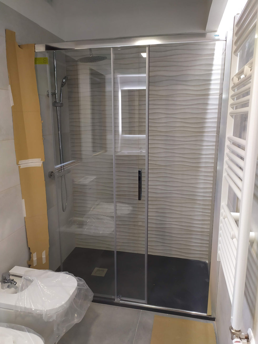 Baño moderno con plato de ducha negro