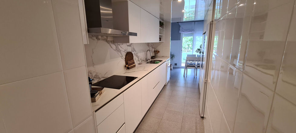 Cocina blanca de apartamento