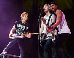 5sos-guitar-face-4.jpg