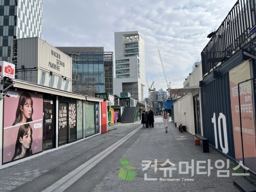 지난 12일 이른 오전 방문한 관람객들이 컨테이너 사이를 거닐며 공간을 둘러보고 있다. [사진=김예령 기자]