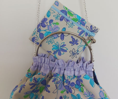 An eye catching Bag ideal for an evening out or meeting up with friends for lunch. The Metallic Chain Handle makes for ease of carrying on the shoulder, the Kiss Clasp Closure secures the contents and acts as a handheld Handle.