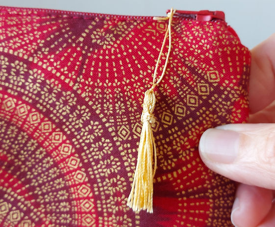 An eye catching Bag ideal for an evening out or meeting up with friends for lunch. The Metallic Chain Handle makes for ease of carrying on the shoulder, the Kiss Clasp Closure secures the contents and acts as a handheld Handle.