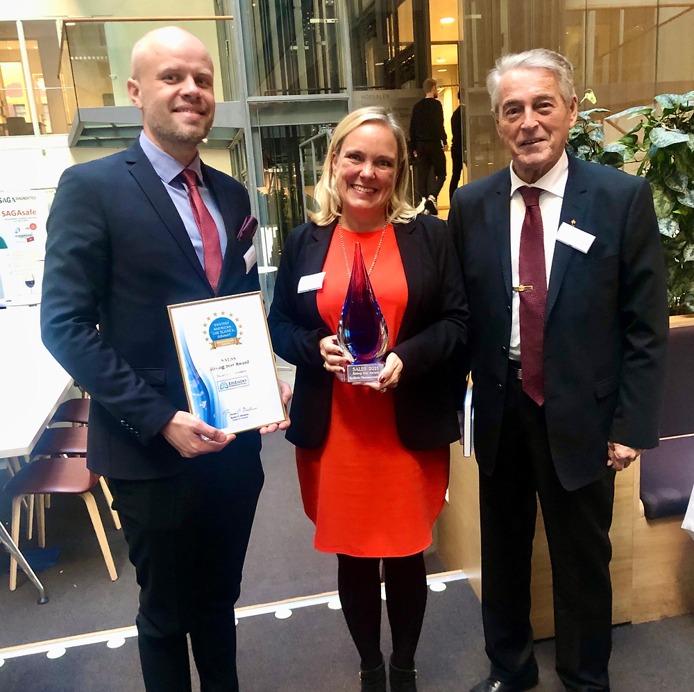 Maria Bech, CEO and Dr Fridrik Gardarsson, together with Gunnar Andersson, Honorary Consul of Austria, sponsor of the SALSS 2021 Rising Star Award sculpture.