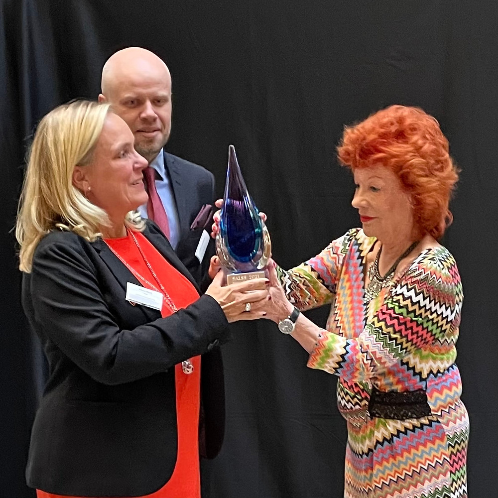 Maria Bech, CEO and Dr Fridrik Gardarsson, Founder and Chief Innovation Officer of EpiEndo Pharmaceuticals receive the SALSS 2021 Rising Star Award from Barbro Ehnbom, Chairman of SALSS.