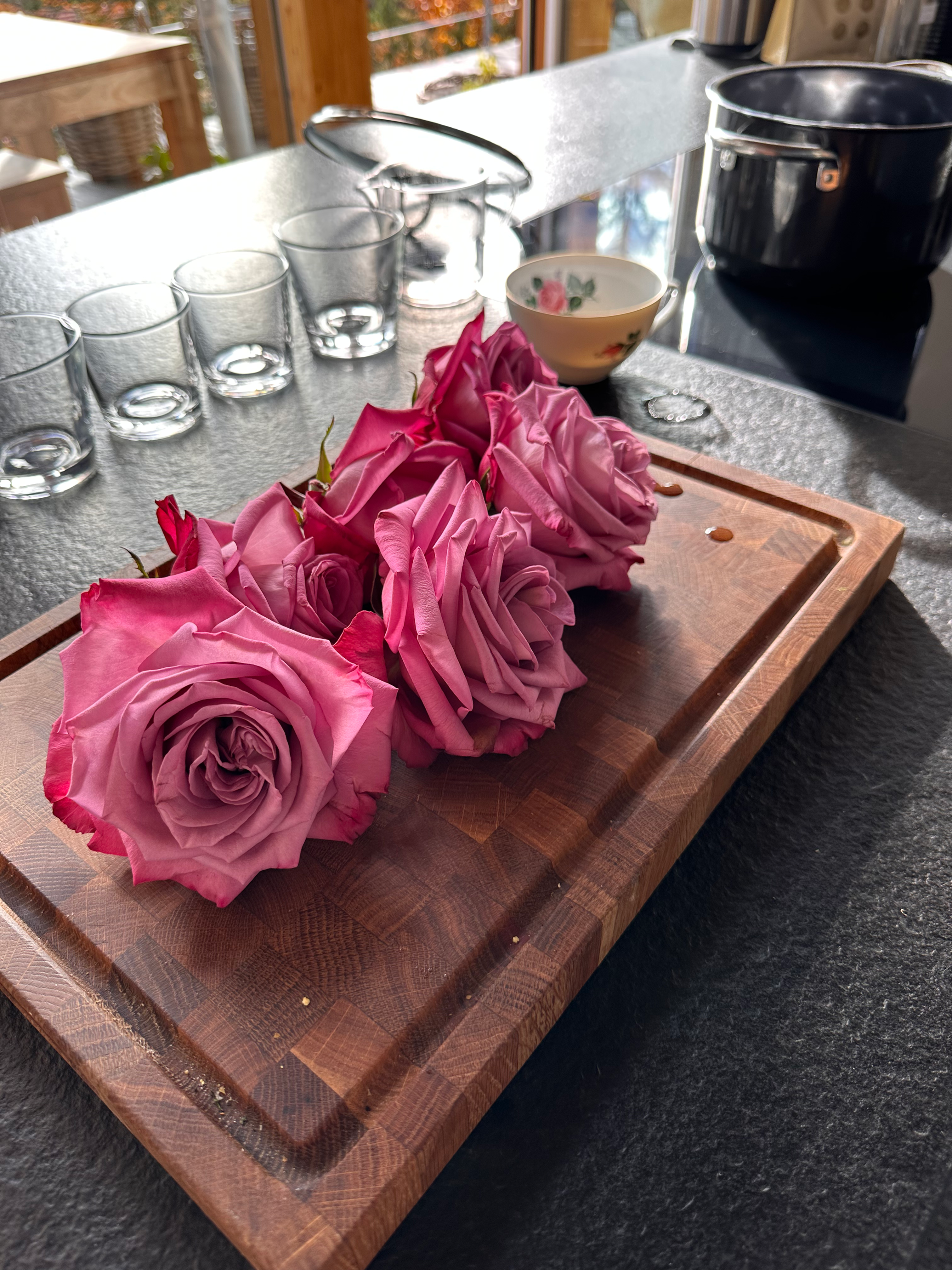 Rosenblüten zur Herstellung von Rosenhydrolat im Kräuterworkshop in Tirol