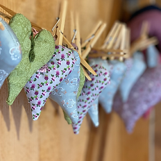 Handgemachte Kräuterkissen in Herzform beim Kräuterkissen Workshop in Tirol