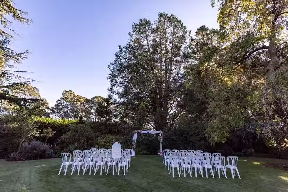 Grand Edwardian villa and manicured gardens at Hemsworth Estate, Ashburton, providing a luxurious backdrop for elegant wedding photography. 