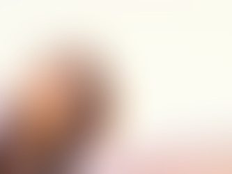 Glückliche Frau nach Unterstützung bei Rheuma oder Hashimoto