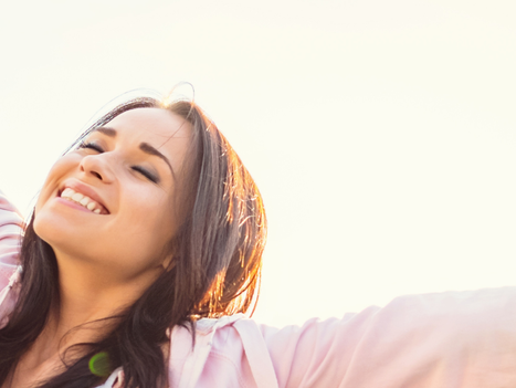 Glückliche Frau nach Unterstützung bei Rheuma oder Hashimoto