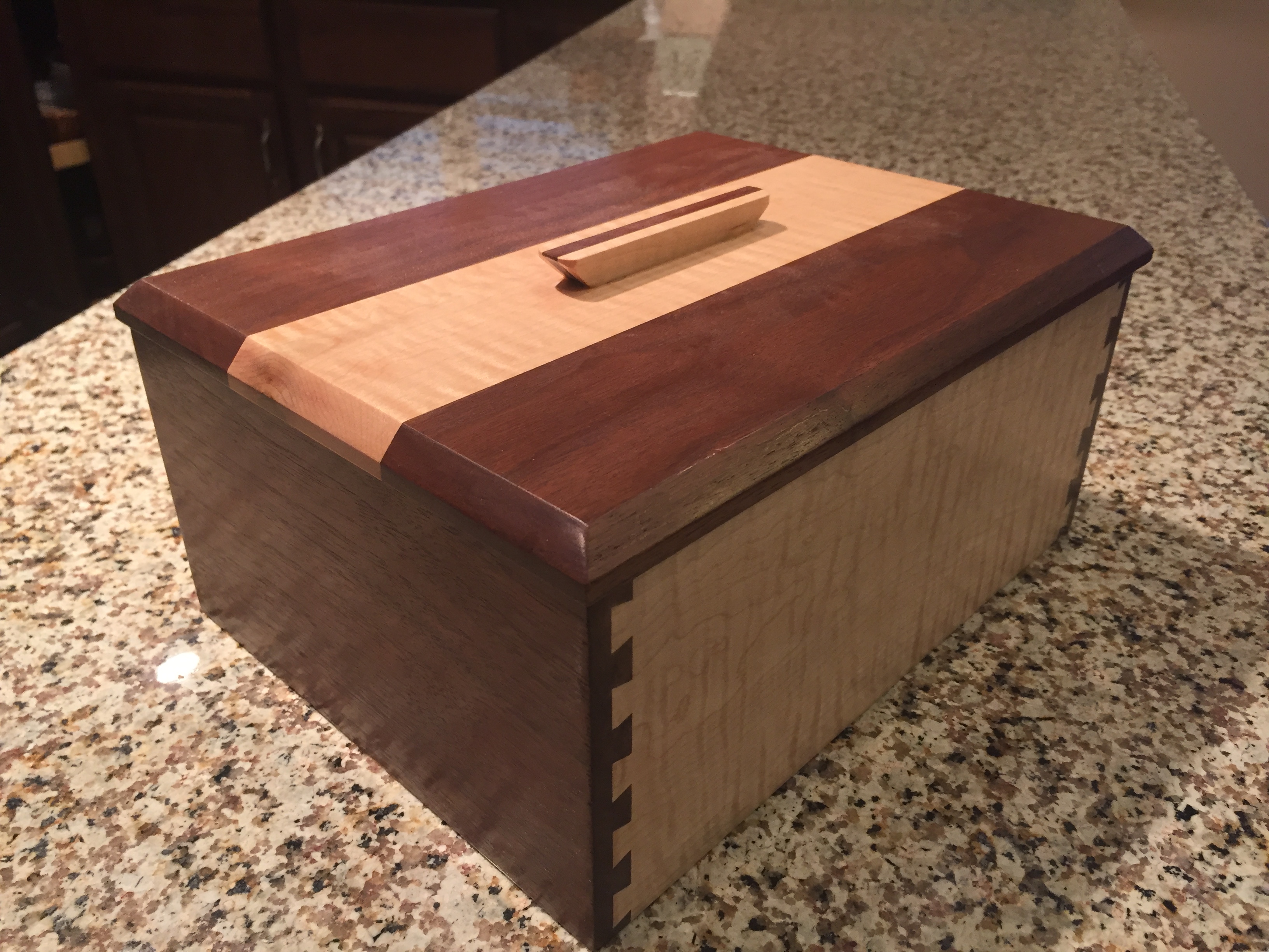 Make a Lidded Dovetail Box