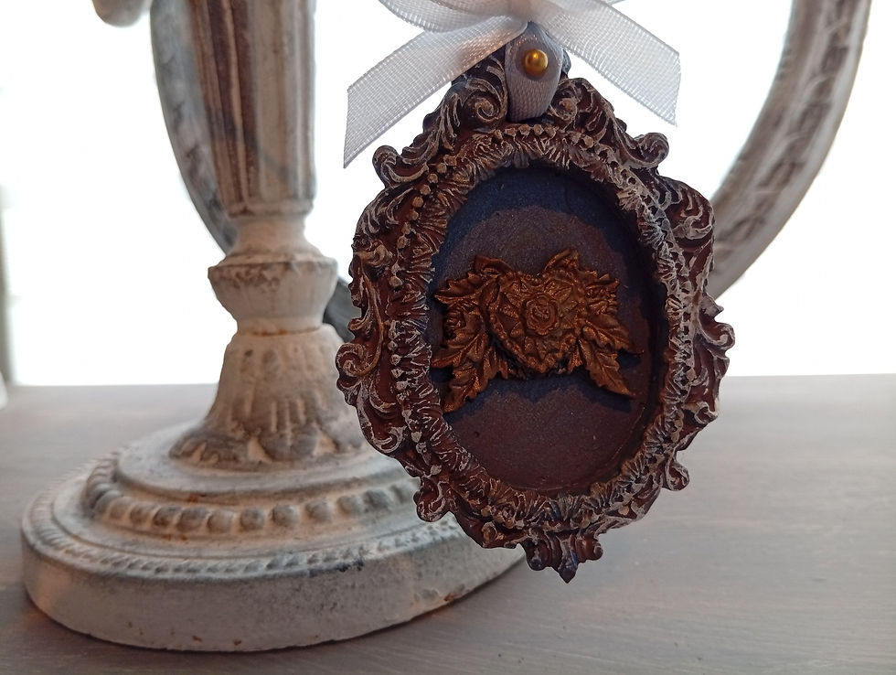 Miniature : médaillons à suspendre cœur baroque