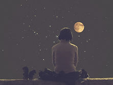 Bild einer Frau bei Vollmond