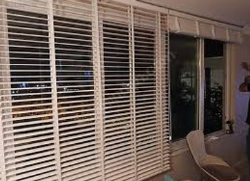 Motorlu polywood jaluzi perde doğal ahşap dokusunu yansıtır.