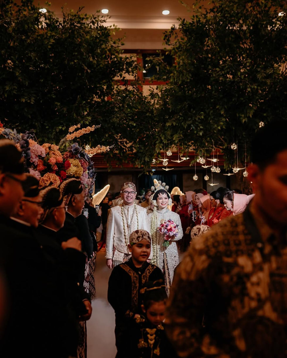 Konsep Pernikahan Adat Jawa di Ballroom Indoor | Fotografi: JNB Photography