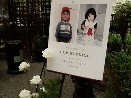 tren dekorasi pernikahan welcome sign dengan foto masa kecil