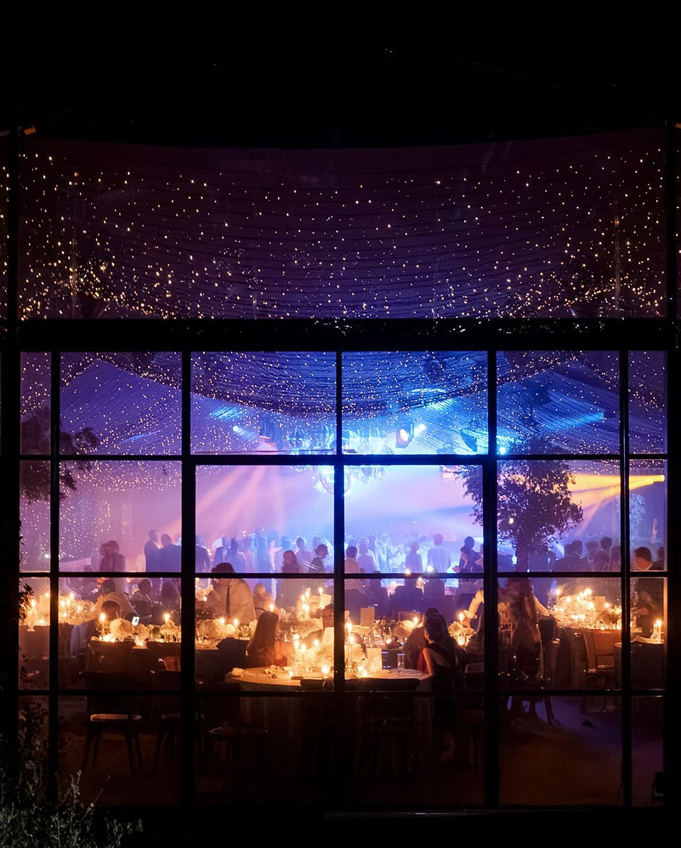 Lighting pernikahan di malam hari | Foto via Bespoke Unique Weddings