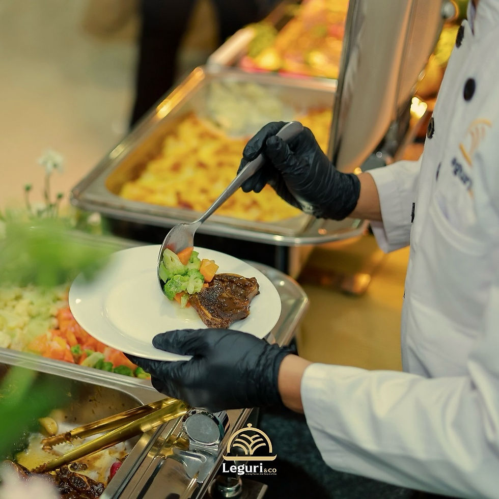 staf catering pernikahan menyajikan hidangan ke piring tamu