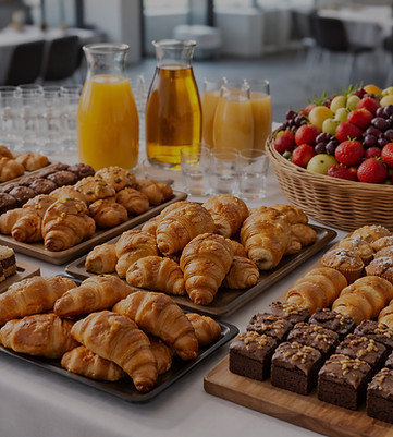 Petit déjeuner gourmet sur buffet élégan