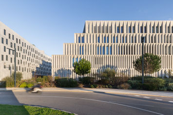 Photographie architecturale de l'université du cinéma de Cannes-la-bocca au coucher de soleil