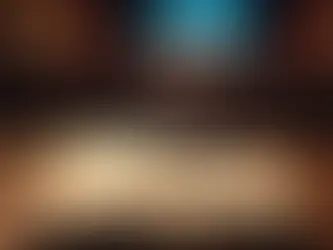 Caderno aberto com poesia escrita à mão ao lado de microfone em palco