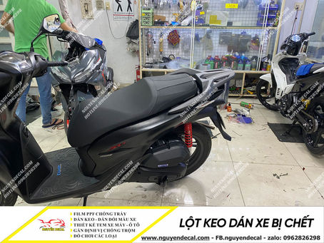 Hướng dẫn chi tiết: Cách lột keo dán xe máy bị chết một cách dễ dàng