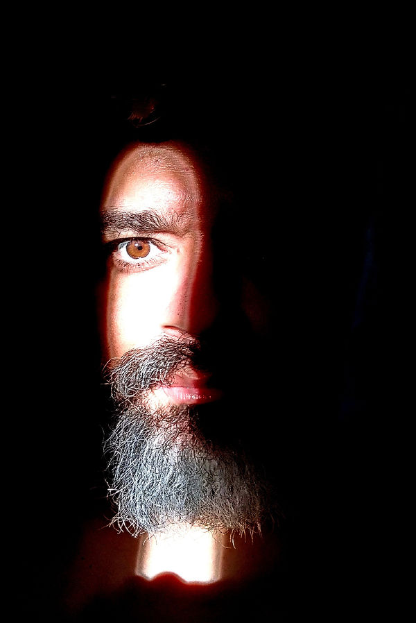 SEÇÃO V – Open (Cor ou PB) - Disfarces(Autorretrato).jpg