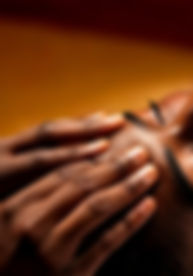 Firefly Ein Mann, dunkelhäutiger Ayurveda Therapeut heilt eine Frauen Stirn 52439_edited.j