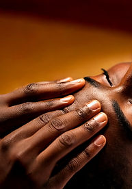 Firefly Ein Mann, dunkelhäutiger Ayurveda Therapeut heilt eine Frauen Stirn 52439_edited.j