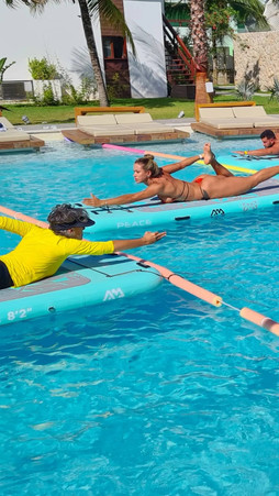 YOGA NA PISCINA