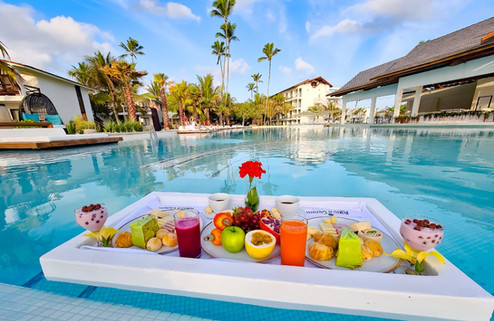 CAFÉ DA MANHÃ NA PISCINA