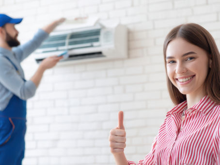 Une femme validant une installation
