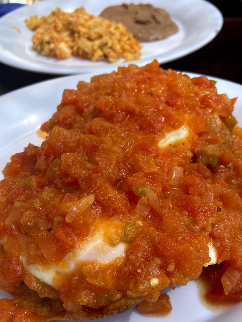 Huevos con salsa de tomate
