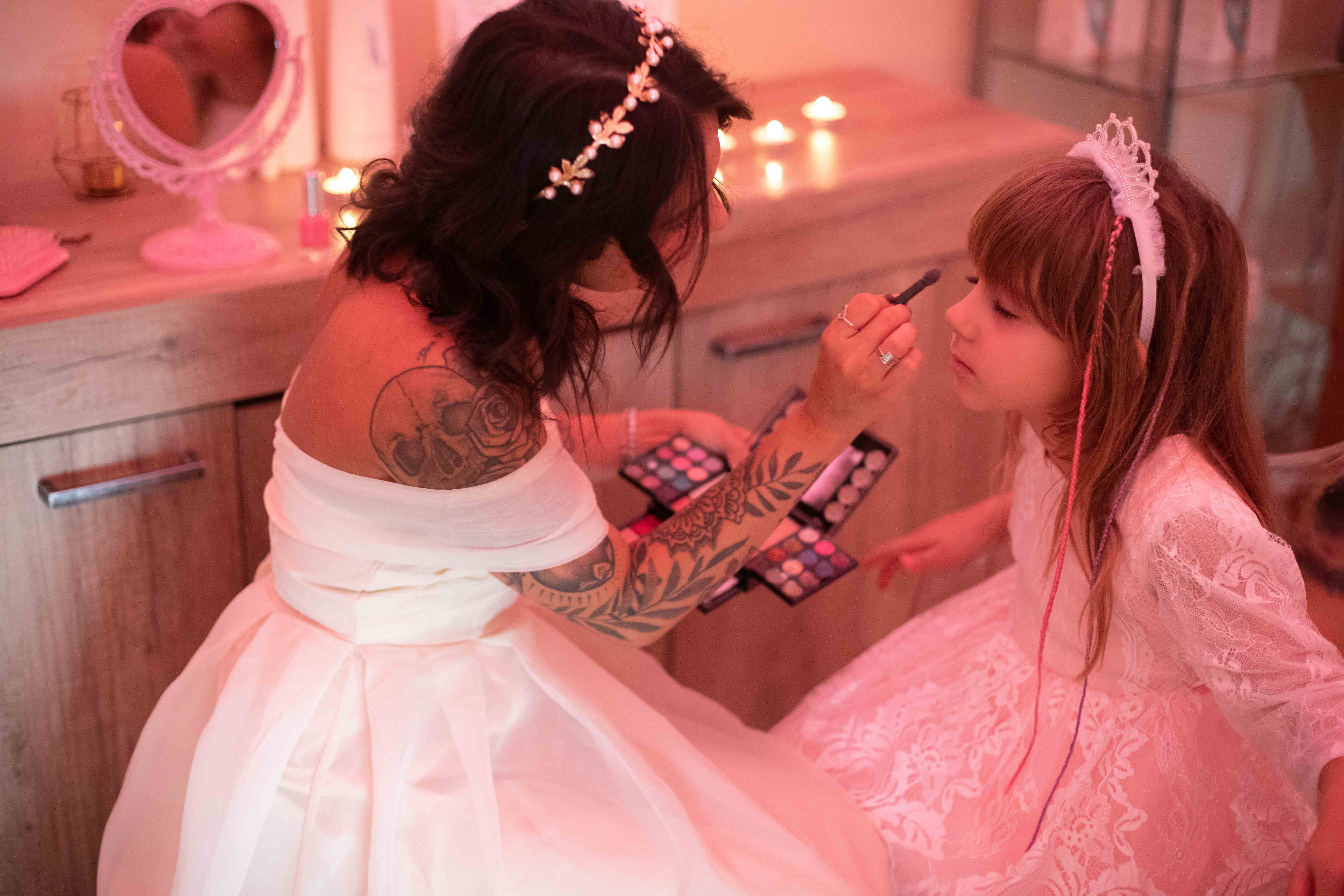 Truccatrice prepara una bambina per il Princess Day