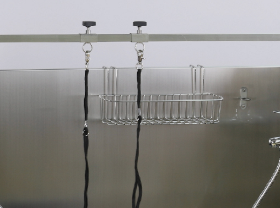 Thumbnail: Accessories that come with the bath include grooming restraints.