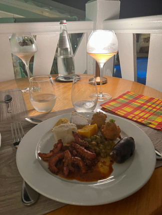 Teller mit kreolischem Essen