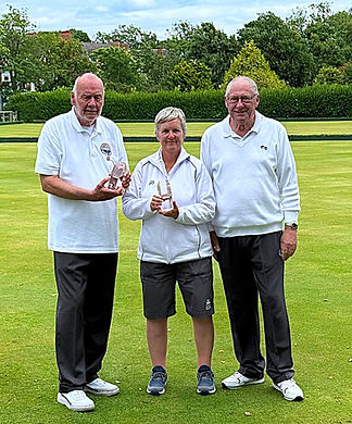 2026 MIXED PAIRS WINNERS GRAEME HOGG LEFT & CHRISTINE DAWSON PRESETED BY JOHN LENNON RIGHT