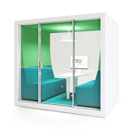 INTO Concept POD ROLL GLASS ist perfekt für Ad-hoc-Meetings, konzentriertes Arbeiten und als Raumteiler und zusätzlicher Sitzplatz. Aufgrund seiner Räder kann POD ROLL WITH DOOR innerhalb des Geländes leicht bewegt und umgestellt werden.