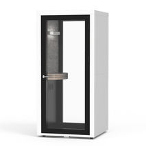 Flexible, platzsparende und smarte Telefonzelle für eine Person. Komfortable Arbeitsumgebung mit integriertem Stehtisch.
Die HOLA Telefonzelle reduziert den Lärm um 45dB. Durch die bidirektionale Schalldämmung können Sie vertrauliche Gespräche führen, ohne Ihre Kollegen zu stören oder sich vom Umfeld ablenken zu lassen. Perfekte Bürokabine für Telefonanrufe und Videokonferenzen. 