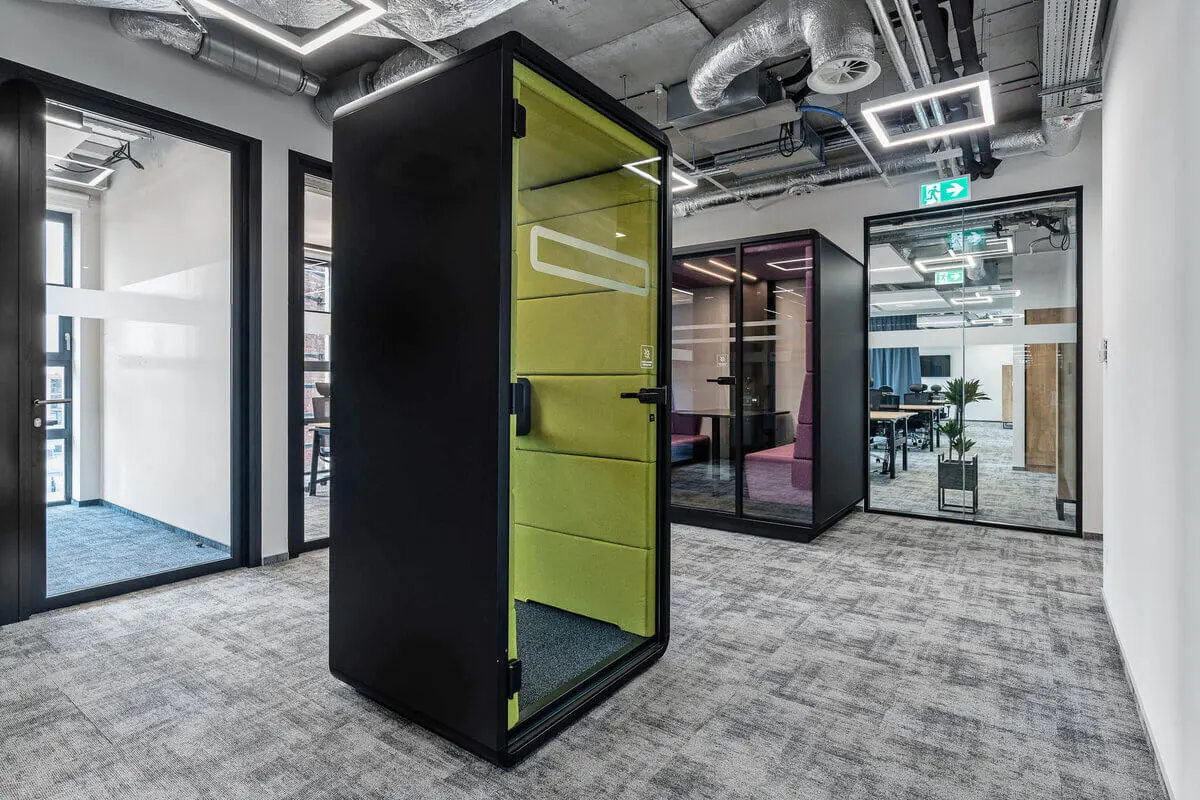 ein Telefonbox und Ein Meetingbox in moderne Büro