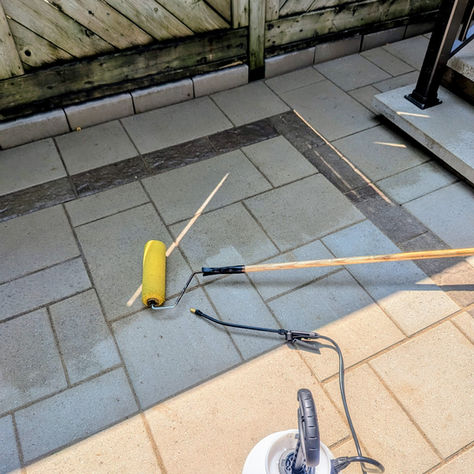 Application professionnelle du protecteur hydrofuge PROSOCO Saltguard WB sur pavés extérieurs à Montréal pour une protection durable contre l’humidité et les sels.