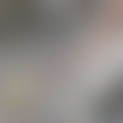 Technicien effectuant le nettoyage et la restauration de pavé-uni extérieur à Montréal.