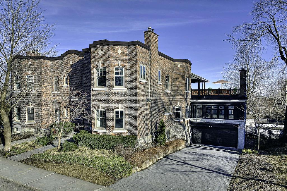 Slope d'un stationnement à Westmount, Montréal.
