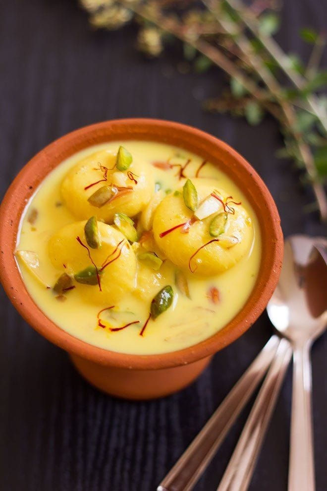 Rasmalai – This popular Indian dessert, with roots in Odisha, features soft chhena balls soaked in malai (cream) and flavored with cardamom. It’s cooked in a mixture of milk, saffron, pistachios, and sugar syrup, creating a dessert that’s absolutely delightful. K C Das is renowned for serving some of the best rasmalai in Kolkata, and it’s a must-try for dessert lovers.
