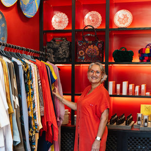 Tailor-made sourcing experience in a vibrant and colourful setting.