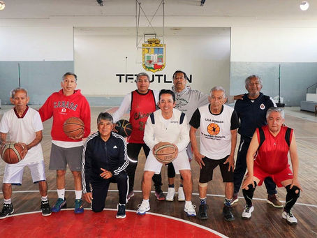 ANTONIO RUMILLA ENTREGA UNIFORMES A EQUIPO DE BÁSQUETBOL DE INAPAM