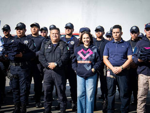 RECONOCE KARLA MARTÍNEZ A CUERPOS DE SEGURIDAD DE TEZIUTLÁN CON ENTREGA DE SUDADERAS