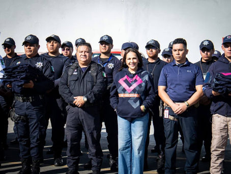RECONOCE KARLA MARTÍNEZ A CUERPOS DE SEGURIDAD DE TEZIUTLÁN CON ENTREGA DE SUDADERAS