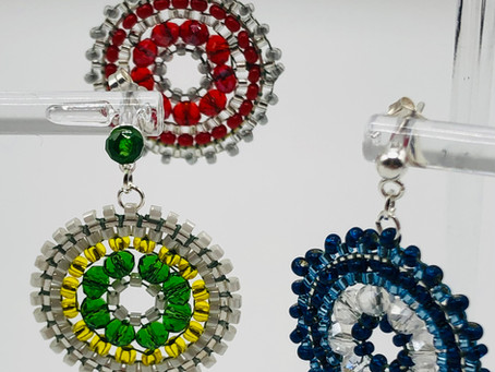 Schon alle Geschenke gefunden? Ohrringe von Hand -Perle für Perle gefädelt.