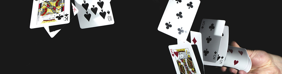 jeu de cartes jeté dans l'aire
