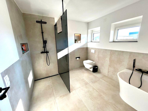 Einfamilienhaus-Bad 12 m² mit 120x60 Fliesen, Dusche, Wanne und LED-Beleuchtung.